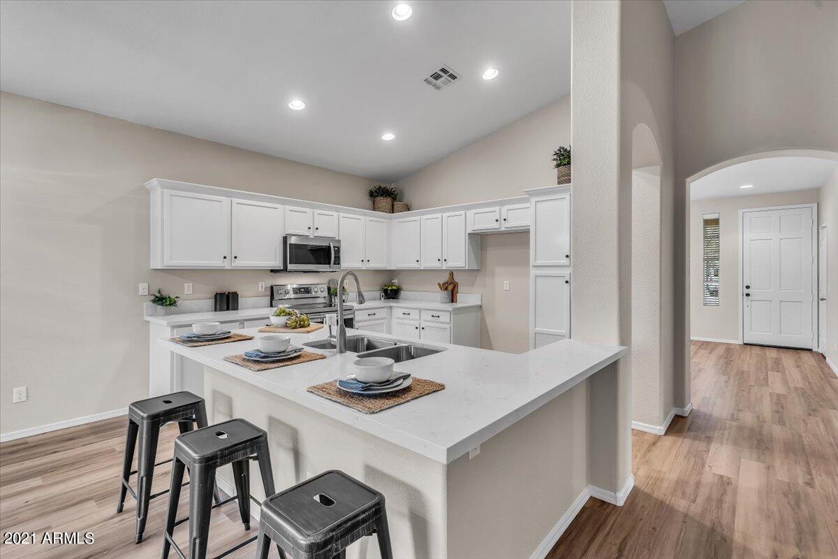 4301 South Splendor Place Gilbert, AZ 85297 - Photo 11 of 38 16-16Kitchen