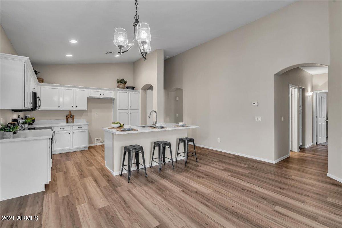 4301 South Splendor Place Gilbert, AZ 85297 - Photo 16 of 38 21-19Dining & Kitchen