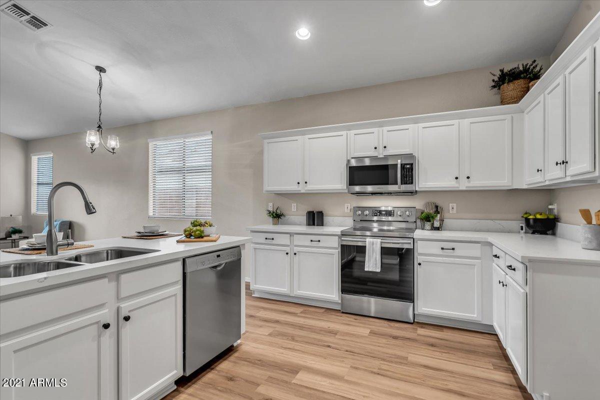 4301 South Splendor Place Gilbert, AZ 85297 - Photo 7 of 38 12-12Kitchen