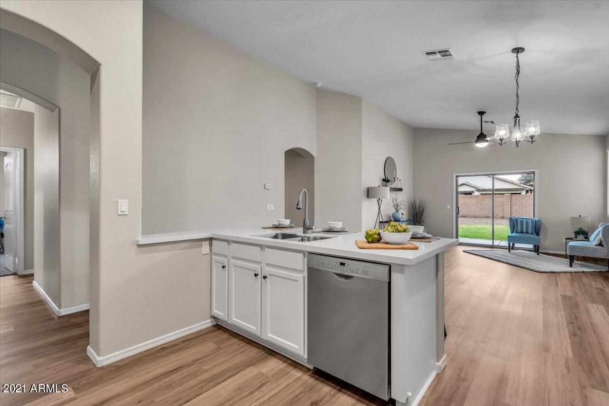4301 South Splendor Place Gilbert, AZ 85297 - Photo 8 of 38 13-13Kitchen