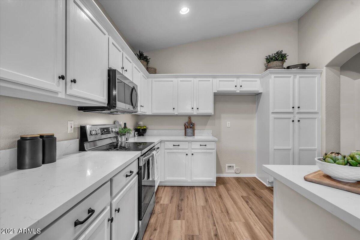 4301 South Splendor Place Gilbert, AZ 85297 - Photo 9 of 38 14-14Kitchen