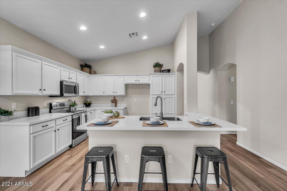 4301 South Splendor Place Gilbert, AZ 85297 - Photo 10 of 38 15-15Kitchen