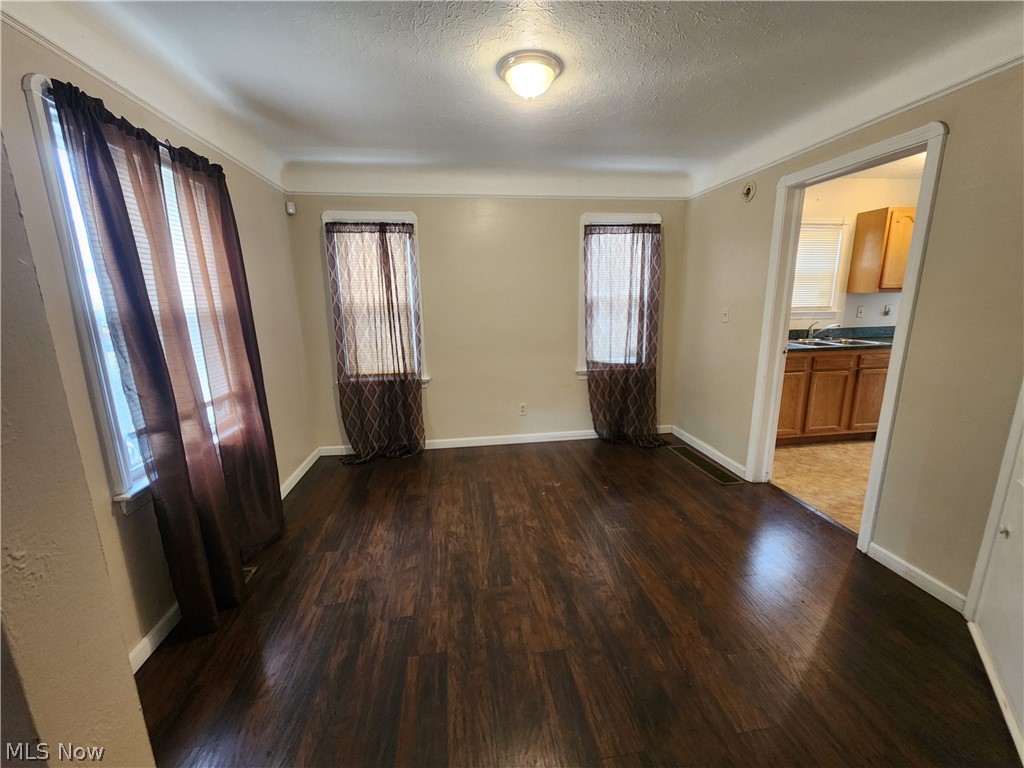 1517 Larchmont Road Cleveland, OH 44110 - Photo 4 of 10