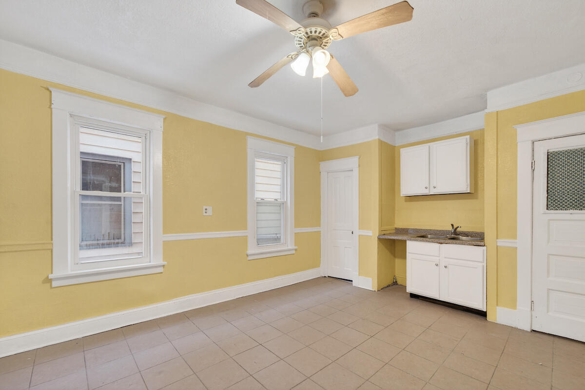 2673 South 14th Street Milwaukee, WI 53215 - Photo 7 of 21 DSC09855