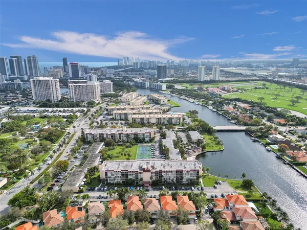 $2,300 | 2001 Atlantic Shores Boulevard, Unit 419, Hallandale Beach, FL 33009
