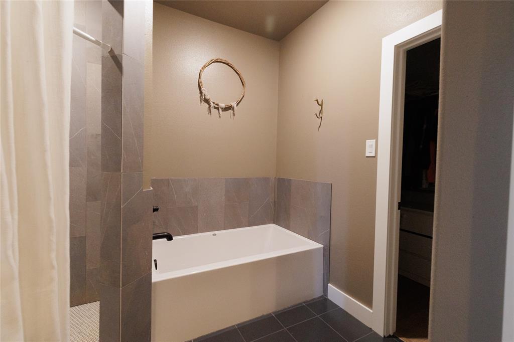 500 County Road 2745 Decatur, TX 76234 - Photo 20 of 38 a bathroom with a bathtub and shower