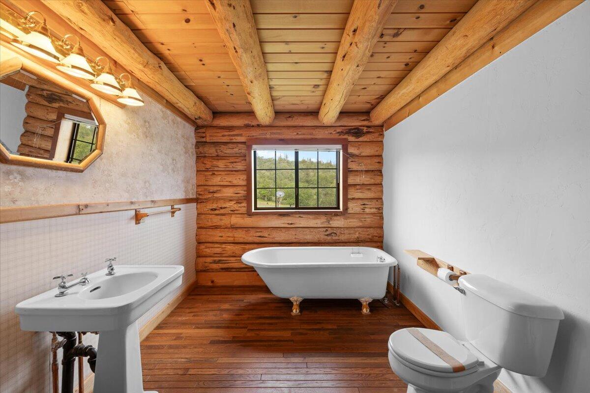 13235 Perry Road White City, OR 97503 - Photo 19 of 39 Main Floor Bathroom