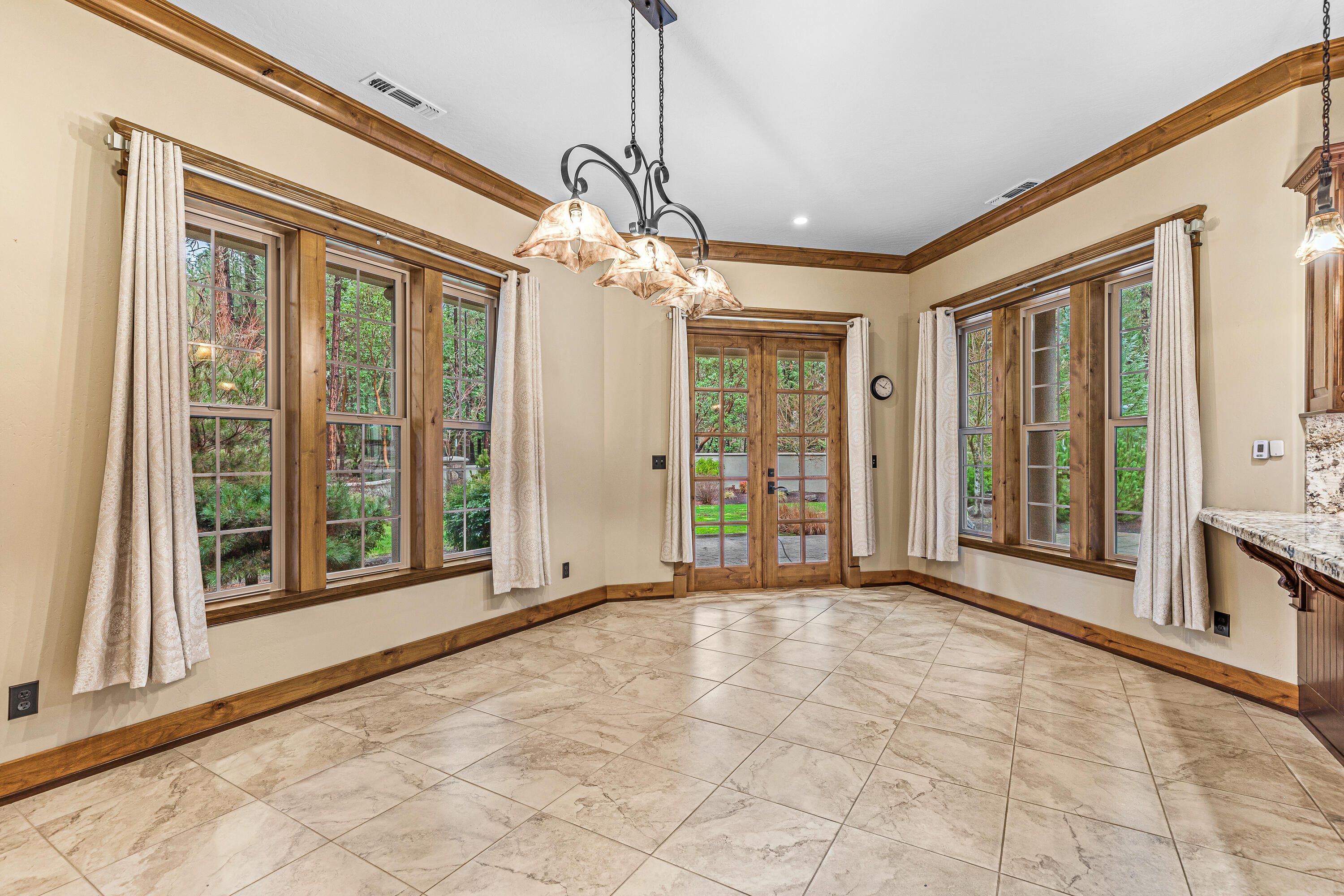 112 East Intervale Road Grants Pass, OR 97527 - Photo 35 of 62 Dining Room
