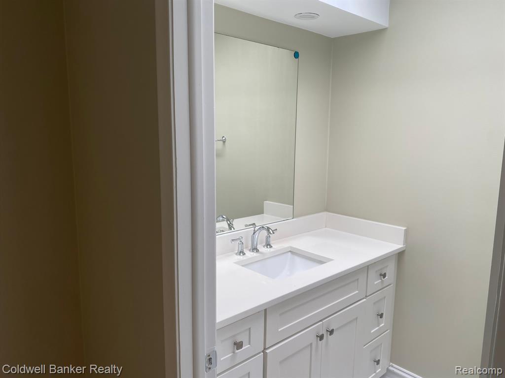 4045 West Maple Road, Unit 202 Bloomfield Hills, MI 48301 - Photo 18 of 23