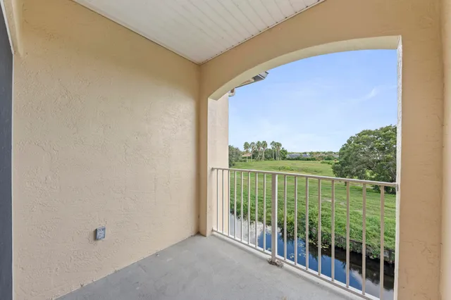 $329,900 | 2060 Greenview Shores Boulevard, Unit 323, Wellington, FL 33414