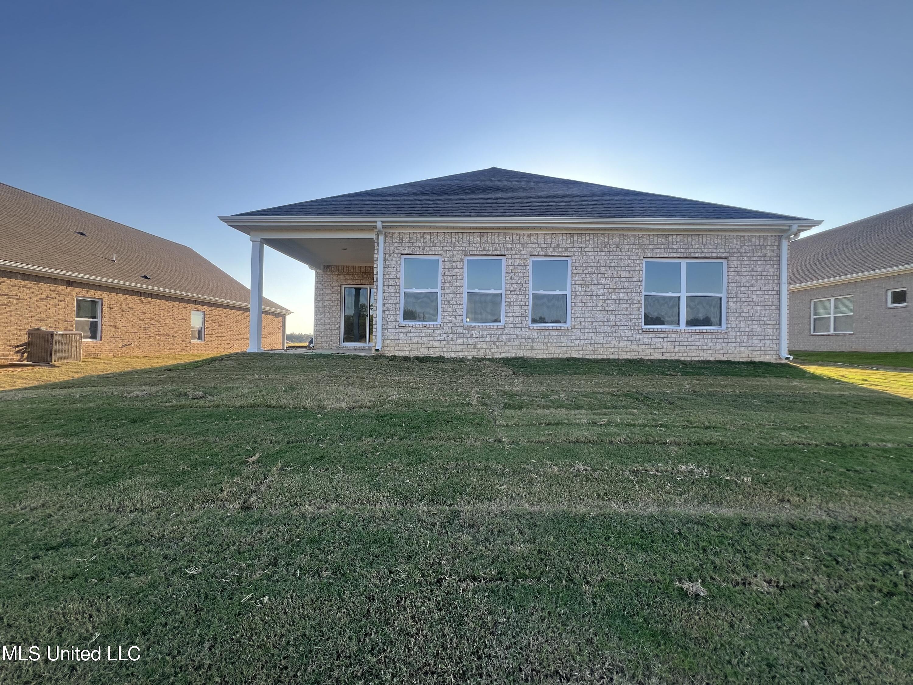 90 Pickwick Place Byhalia, MS 38611 - Photo 2 of 16 Back of house