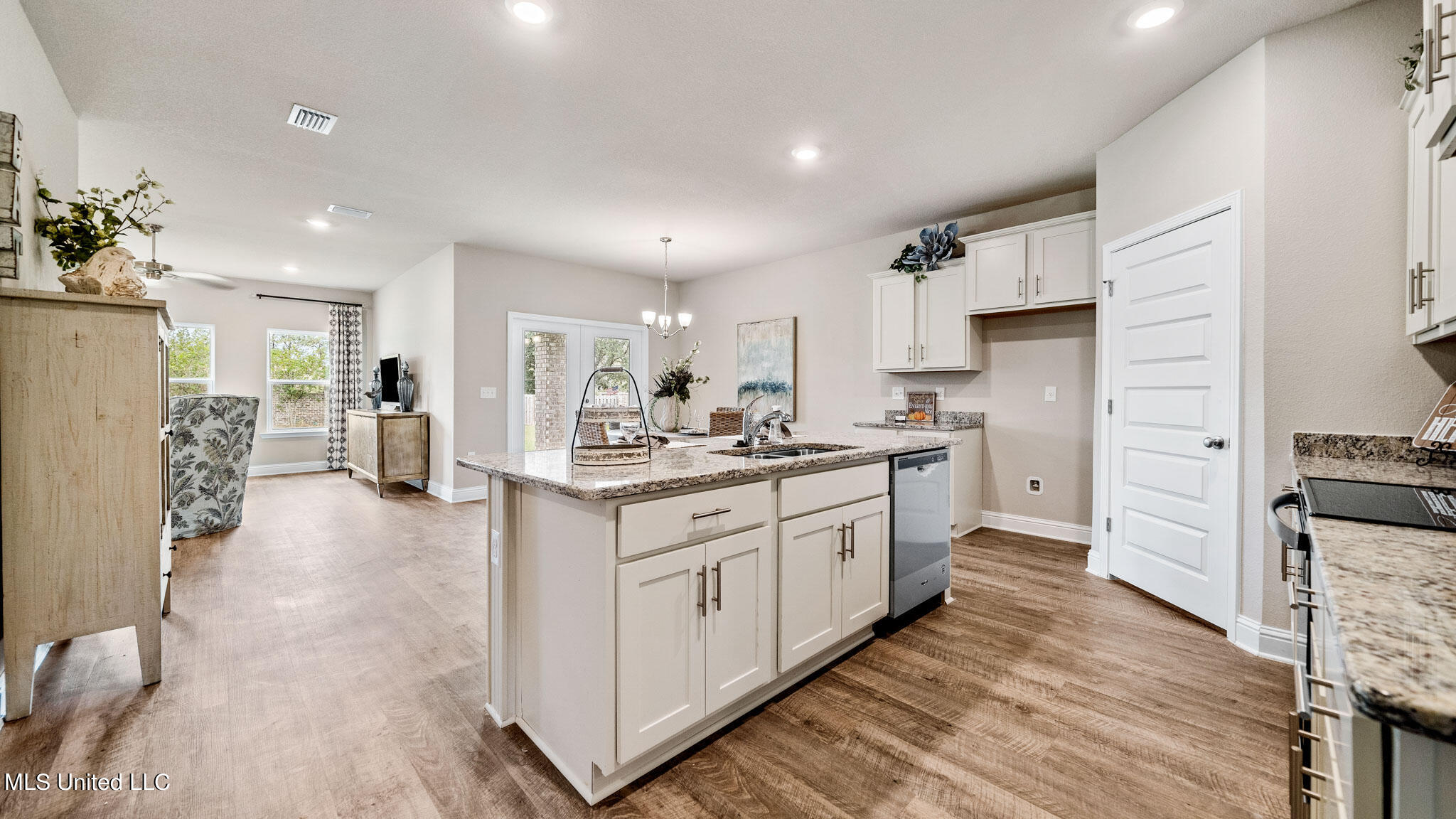 90 Pickwick Place Byhalia, MS 38611 - Photo 4 of 16 Open Kitchen and Living Room