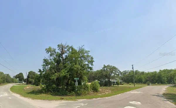a view of a grassy area