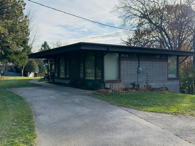 $3,800 | 35081 Fairview Road, Oconomowoc Lake, WI 53066