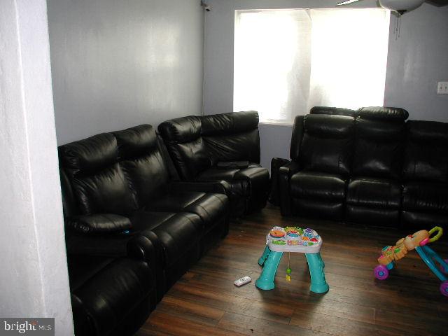 1091 Trent Road Camden, NJ 08104 - Photo 5 of 20 Living room