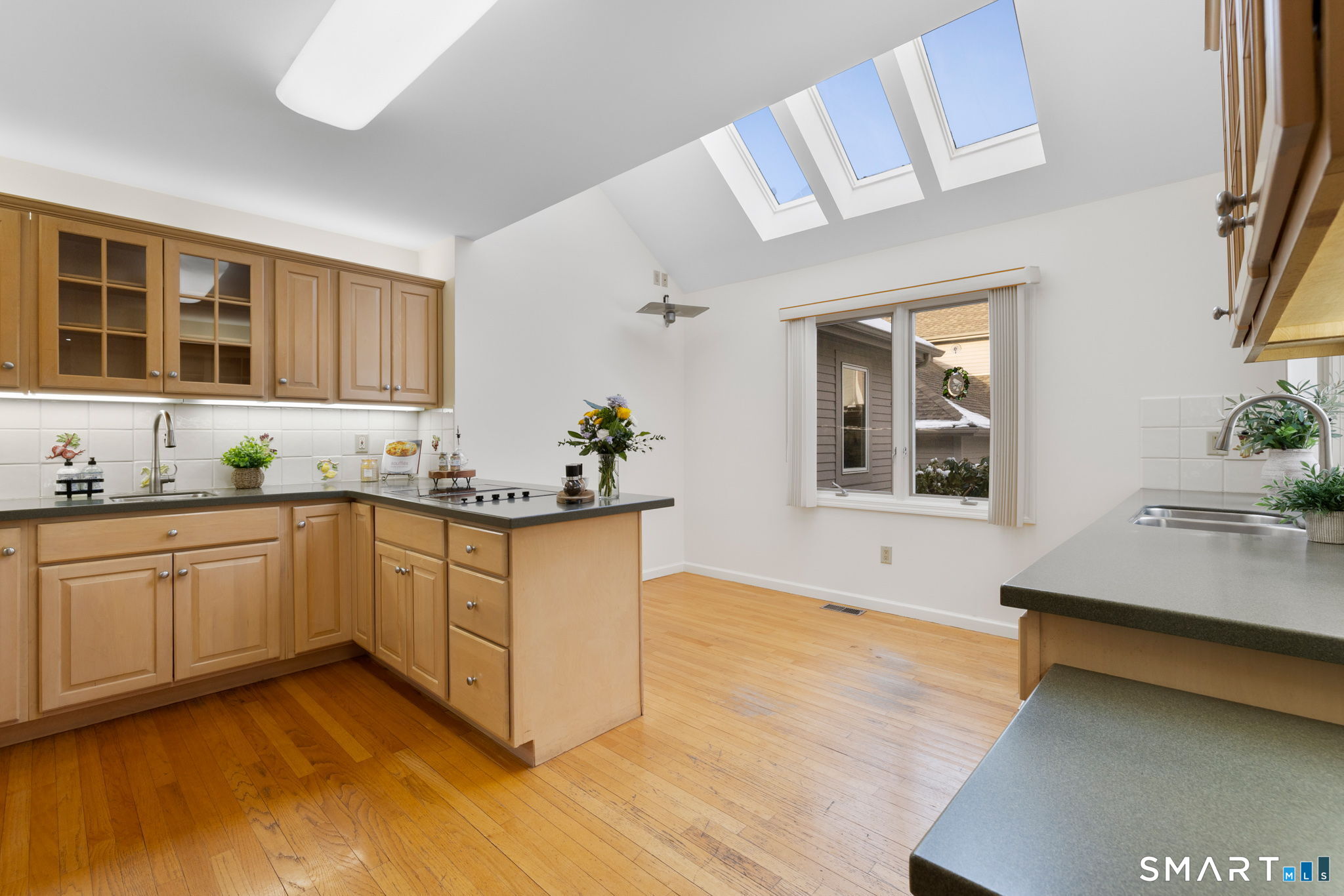 12 Elizabeth Court, Unit 12 Groton, CT 06340 - Photo 13 of 40 Eat-in kitchen