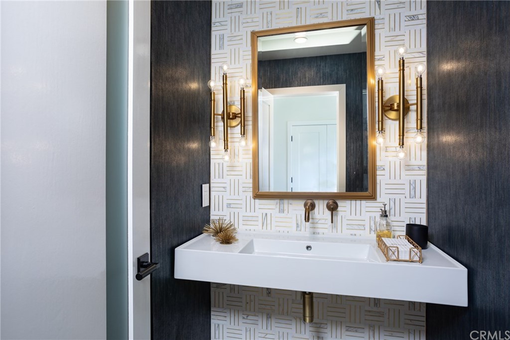 447 Avenida Crespi San Clemente, CA 92672 - Photo 21 of 42 a bathroom with a sink and a mirror