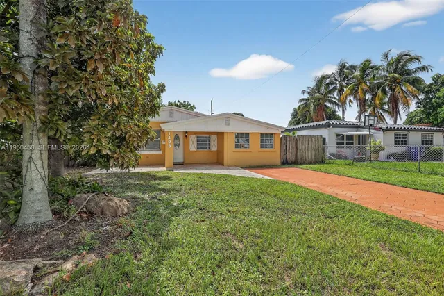 $4,000 | 1498 Northeast 180th Street, North Miami Beach, FL 33162