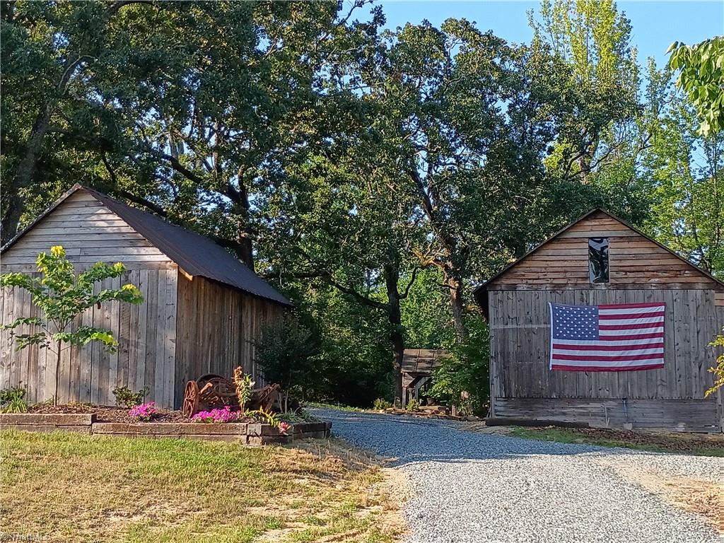 280 Hasty School Road Thomasville, NC 27360 - Photo 5 of 33