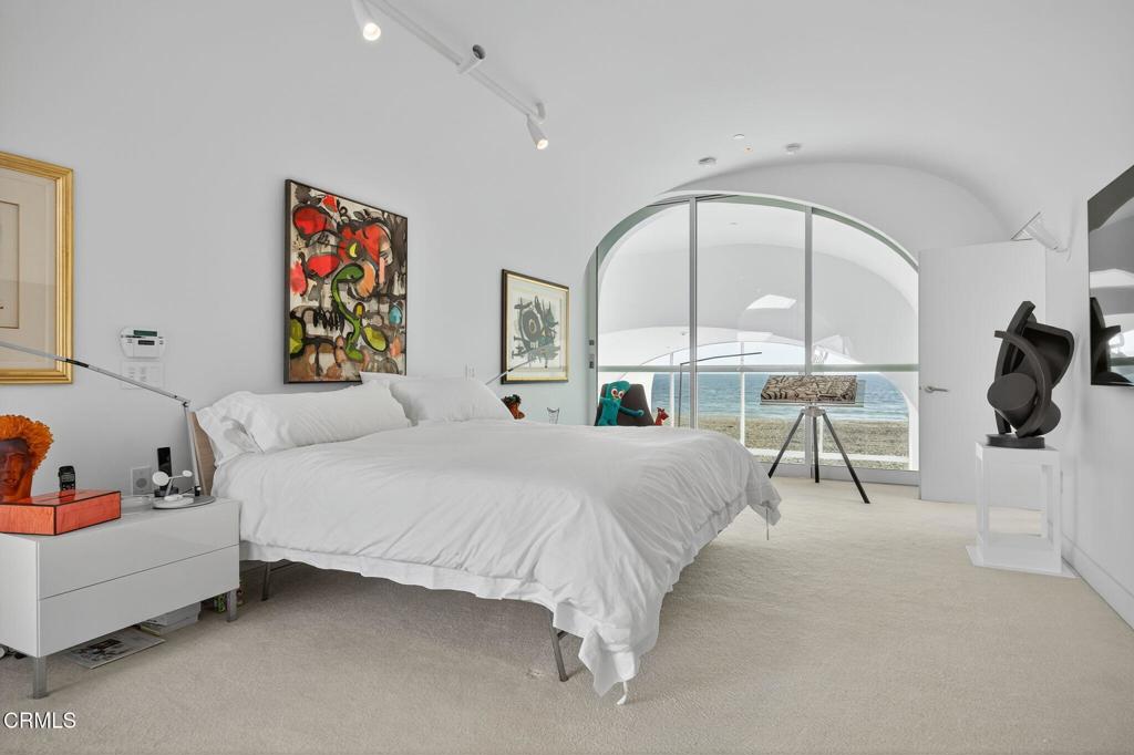 1211 Capri Way Oxnard, CA 93035 - Photo 31 of 63 a spacious bedroom with a bed a couch and a painting on the wall