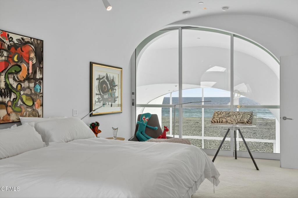 1211 Capri Way Oxnard, CA 93035 - Photo 32 of 63 a bedroom with a large bed and a painting on the wall