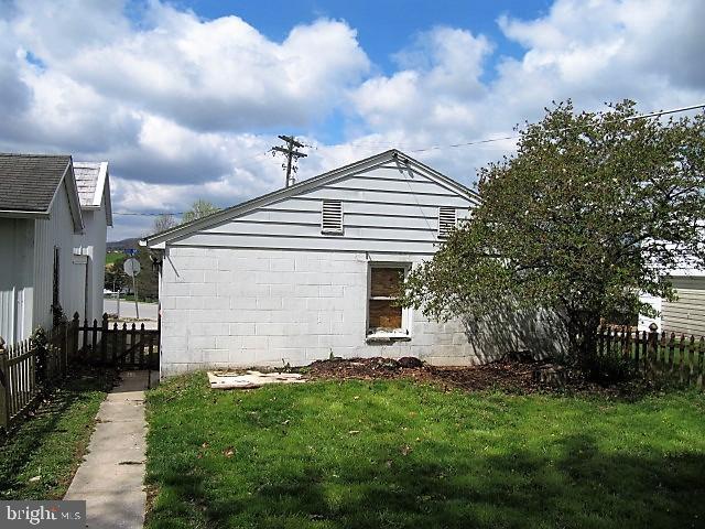 186 North Walnut Street Spring Grove, PA 17362 - Photo 6 of 33 BACK YARD