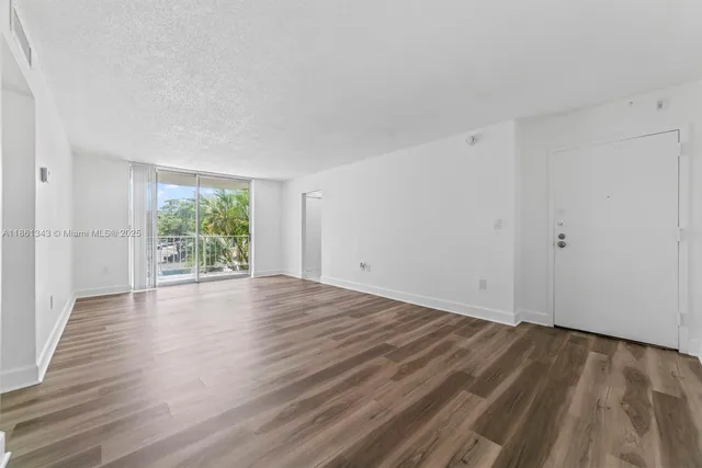 $1,850 | 498 Northwest 165th Street, Unit D201, Miami, FL 33169