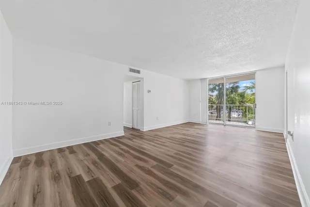 $1,850 | 498 Northwest 165th Street, Unit D201, Miami, FL 33169