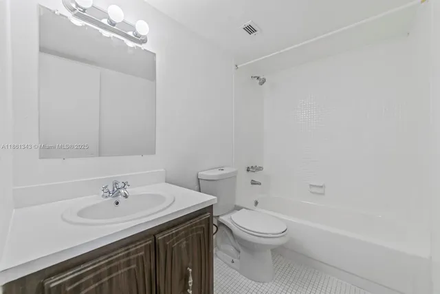 $1,850 | 498 Northwest 165th Street, Unit D201, Miami, FL 33169