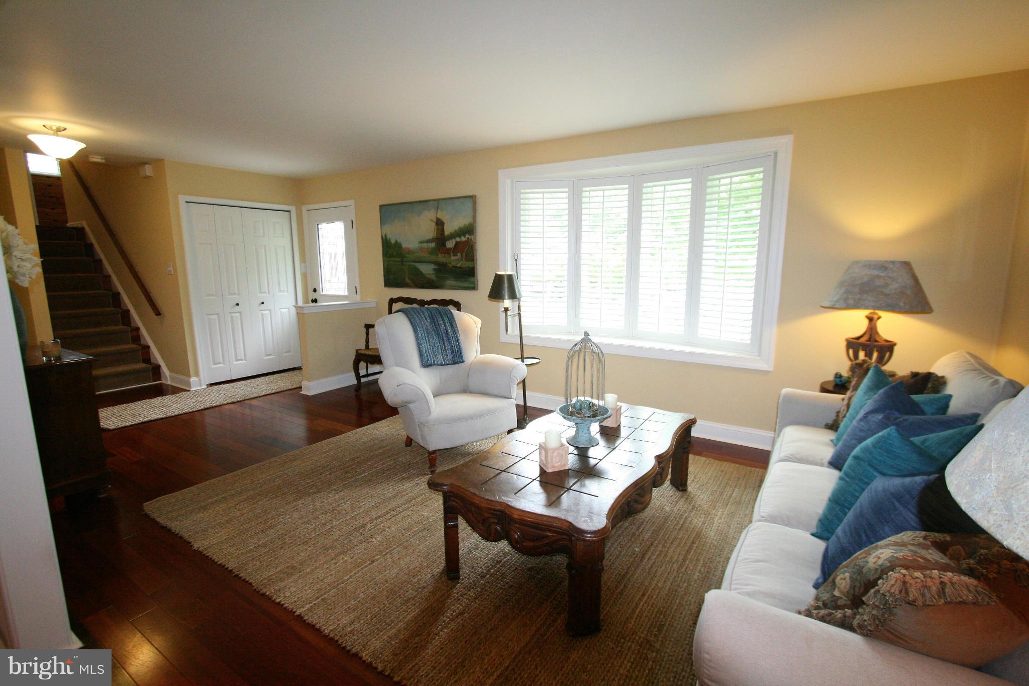 10190 Wavell Road Fairfax, VA 22032 - Photo 6 of 29 Natural light streams through newer bay window