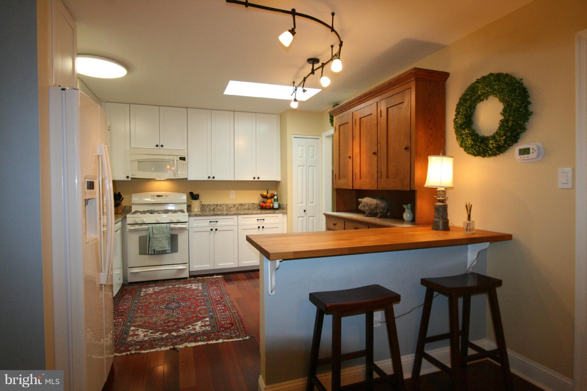 10190 Wavell Road Fairfax, VA 22032 - Photo 10 of 29 Quick meals can be served at the breakfast bar