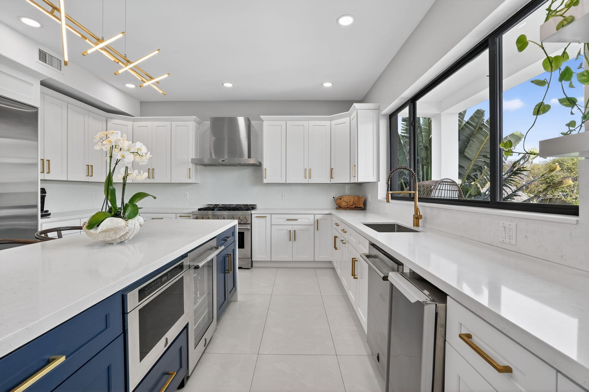 14 Bass Avenue Key Largo, FL 33037 - Photo 20 of 66 Ice machine, JennAir Beverage cooler