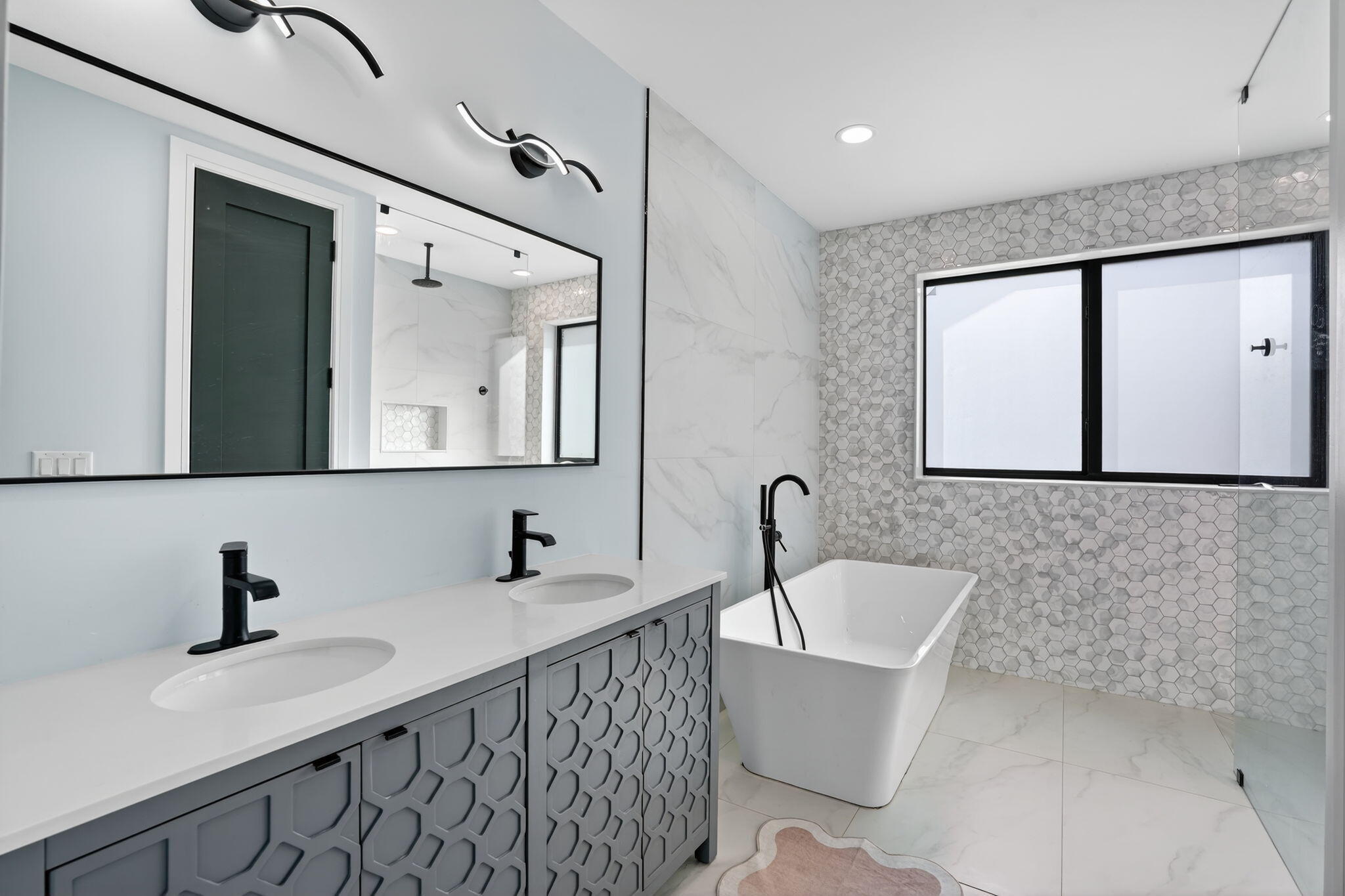 14 Bass Avenue Key Largo, FL 33037 - Photo 31 of 66 Primary Bath- Separate Bath tub