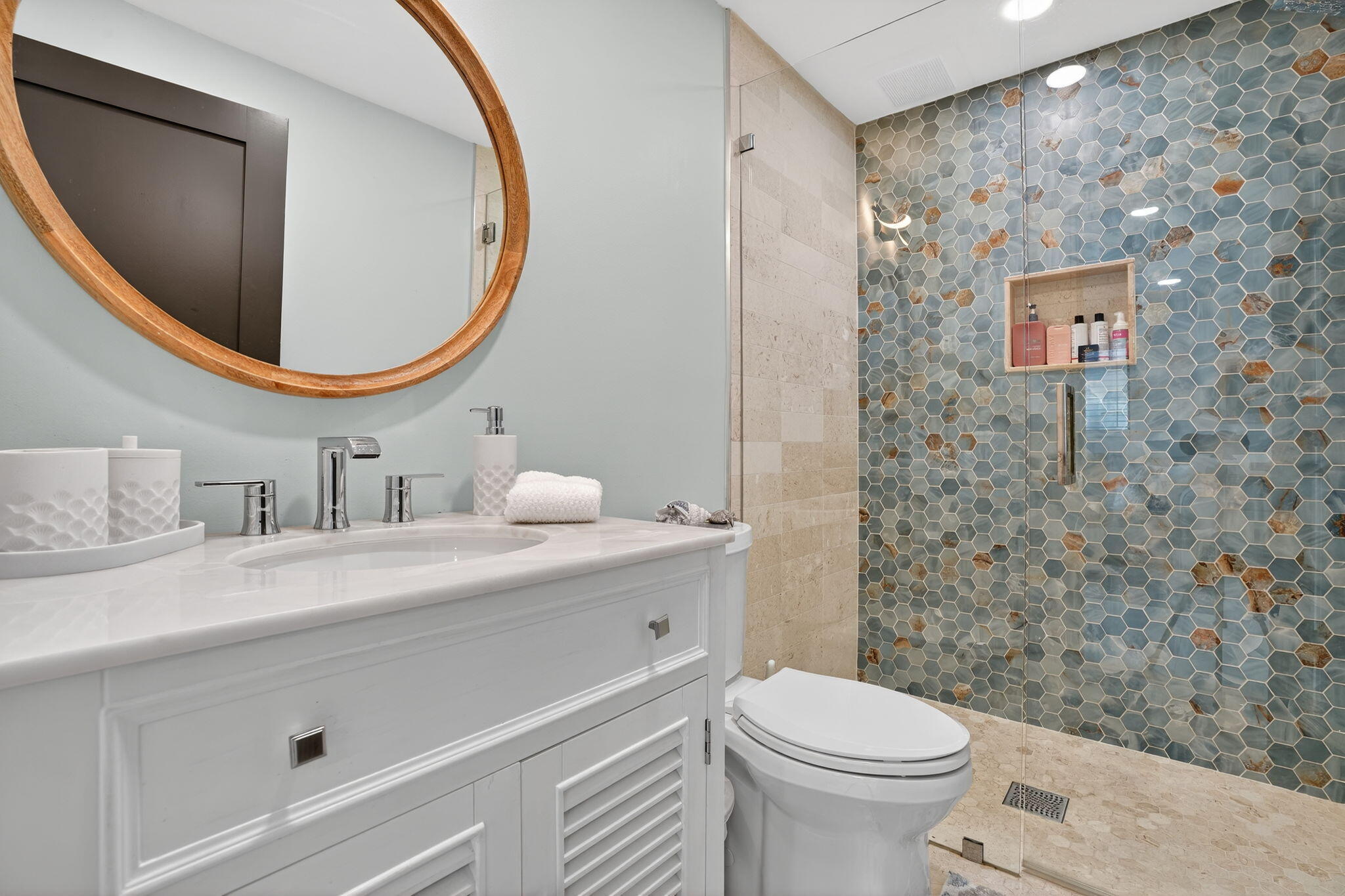 14 Bass Avenue Key Largo, FL 33037 - Photo 49 of 66 Apartment bathroom