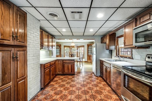 64 Mountain Road Burlington, MA 01803 - Photo 4 of 27 Gallery Image 4