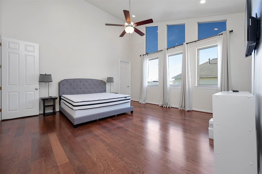 3507 Jackson Street Houston, TX 77004 - Photo 14 of 20 Huge primary bedroom with high ceilings, large windows with ample natural lighting.