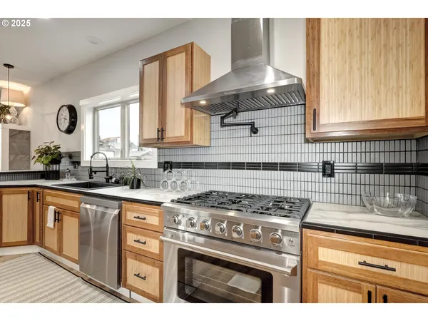 $1,199,999 | 18989 Northeast Marine Drive, Unit 36, Portland, OR 97230