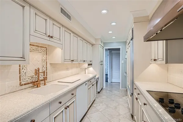 a kitchen that has a stove and a refrigerator