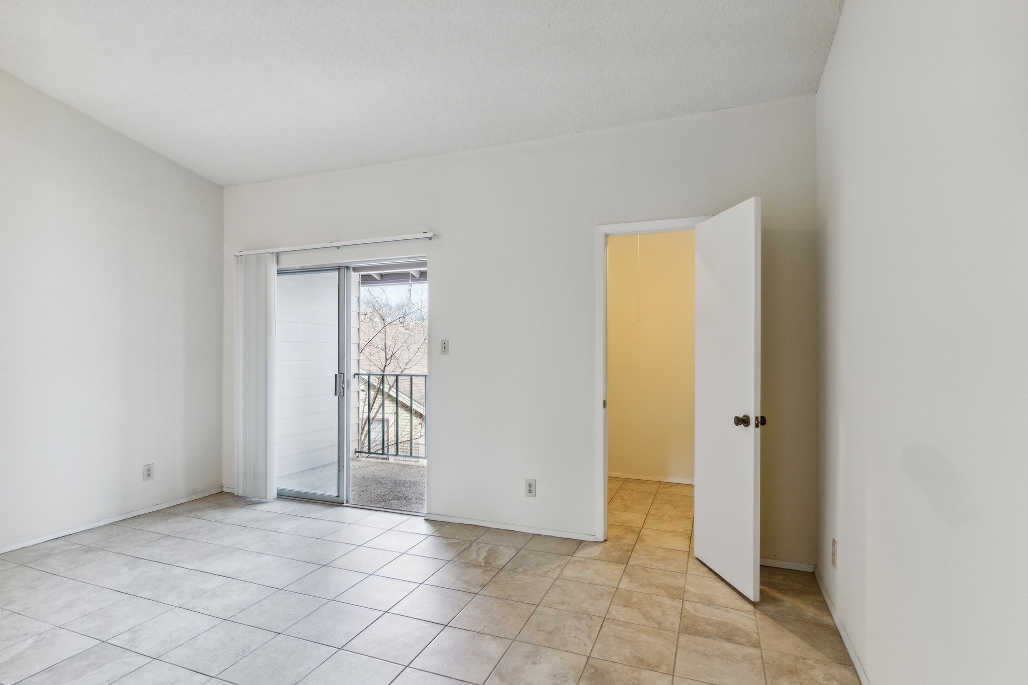 630 Maiden Lane, Unit K Austin, TX 78705 - Photo 3 of 15 an empty room with windows