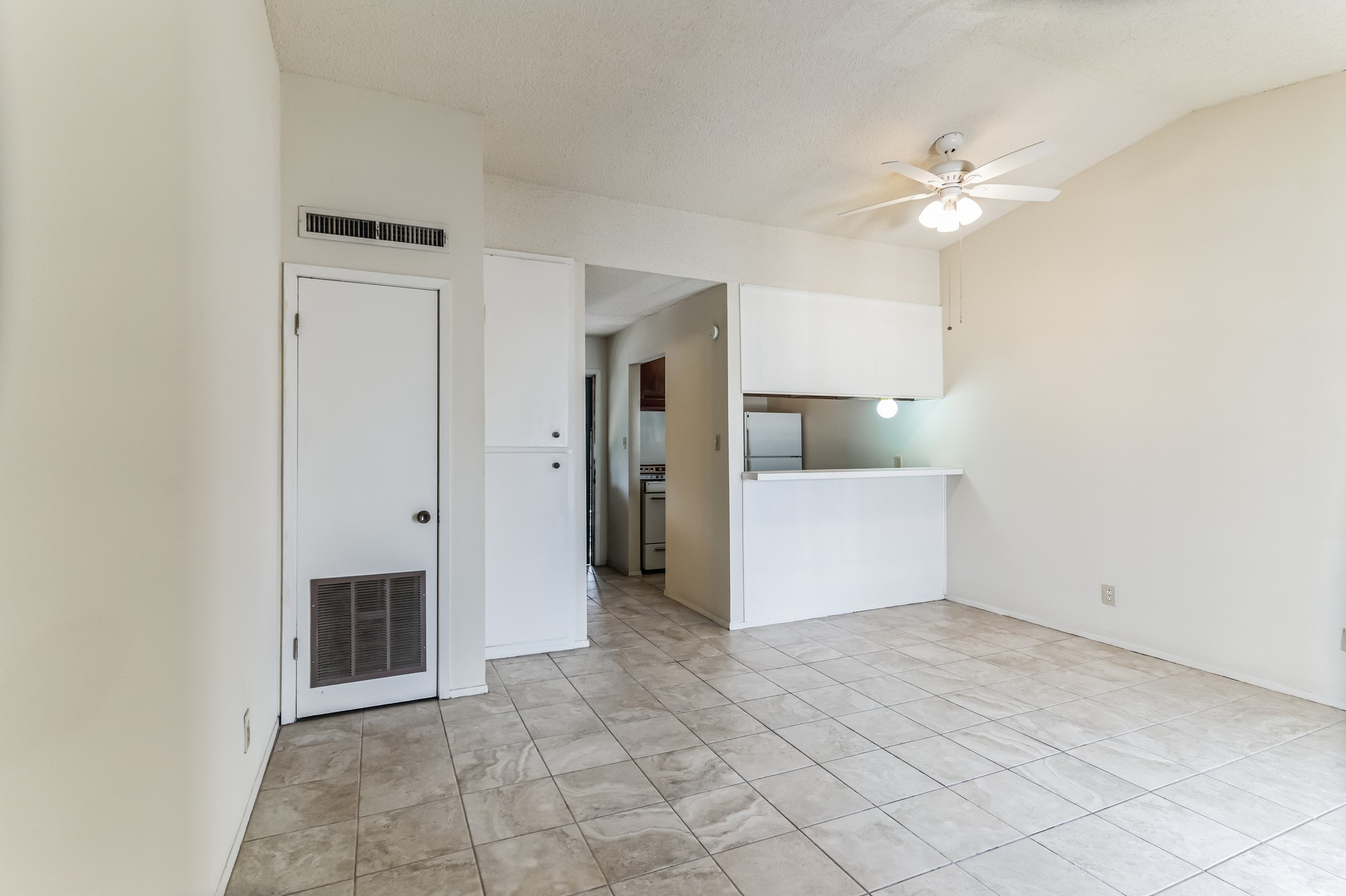 630 Maiden Lane, Unit K Austin, TX 78705 - Photo 7 of 15 an empty room with a bathroom and a ceiling fan