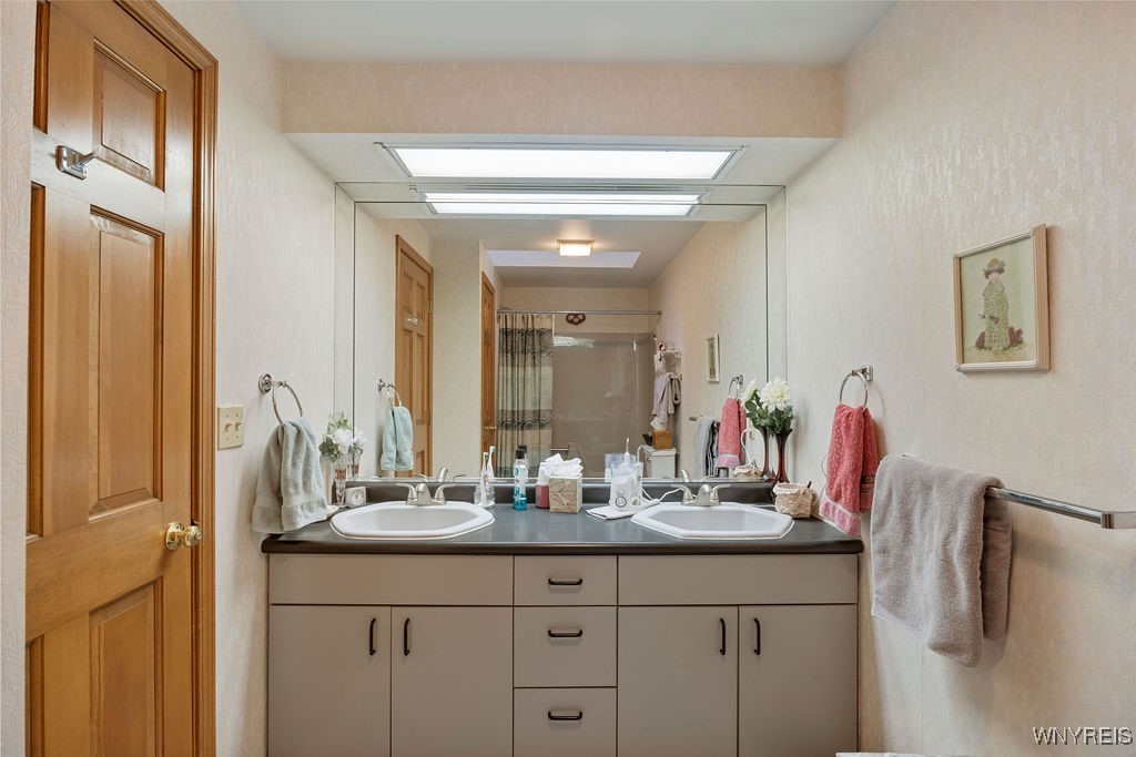 827 Hackney Lane Lewiston, NY 14092 - Photo 13 of 25 Primary bath