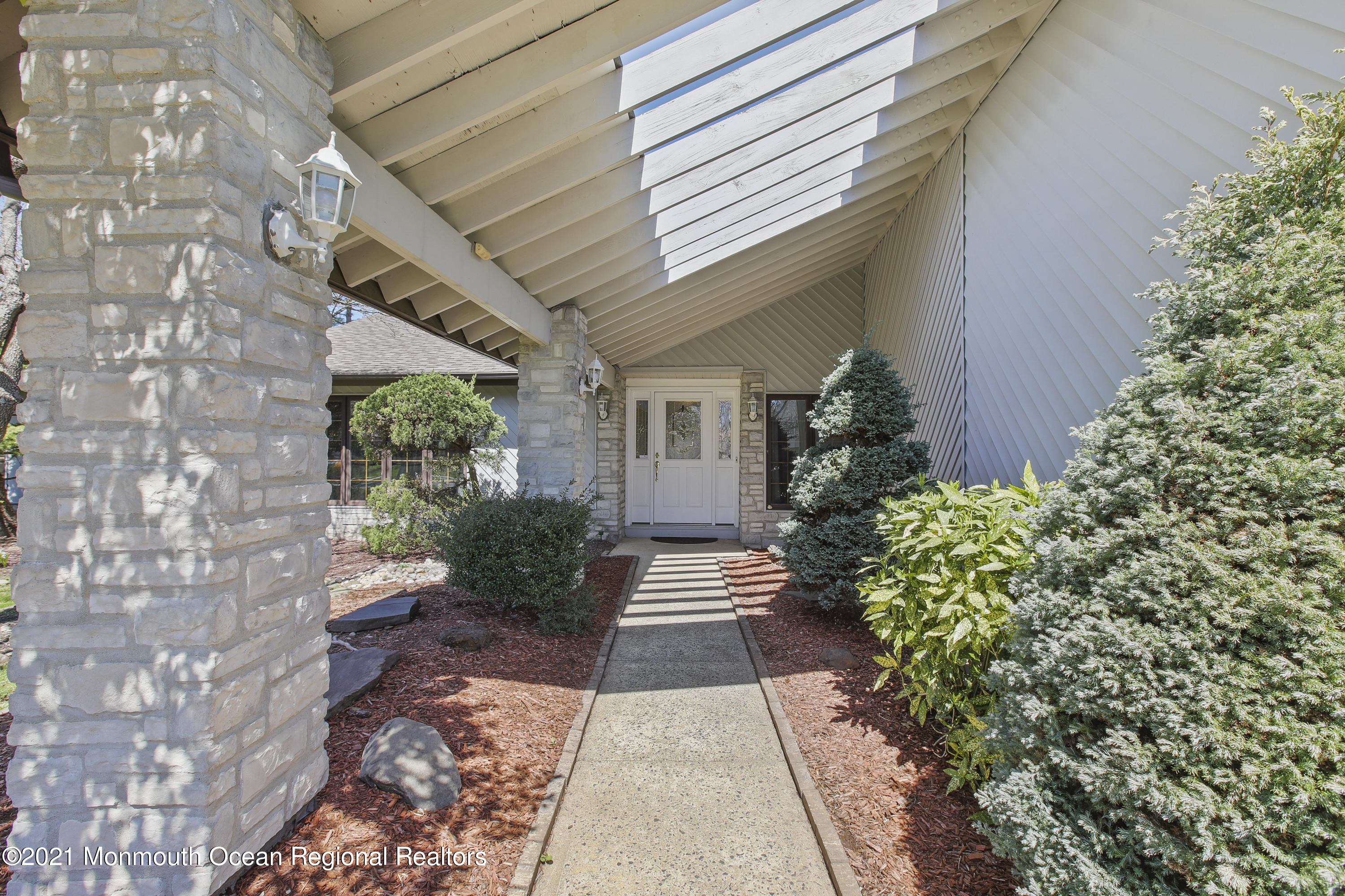 106 Vermont Court Matawan, NJ 07747 - Photo 3 of 29 5W5A8267
