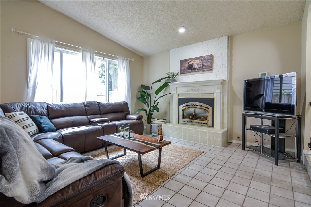 17827 29th Drive Southeast Bothell, WA 98012 - Photo 4 of 33 Gallery Image 4