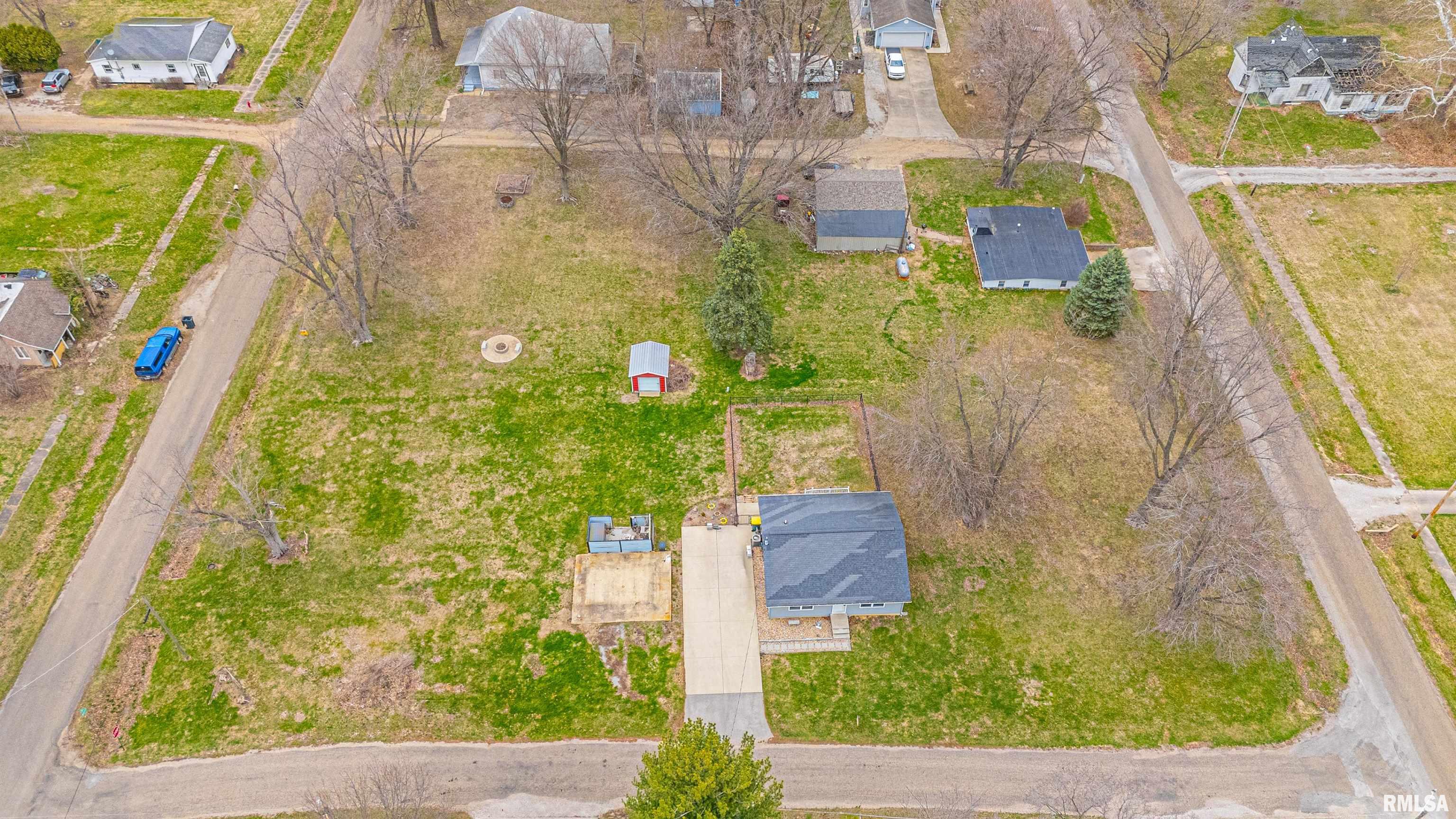 305 6th Street Waynesville, IL 61778 - Photo 2 of 26