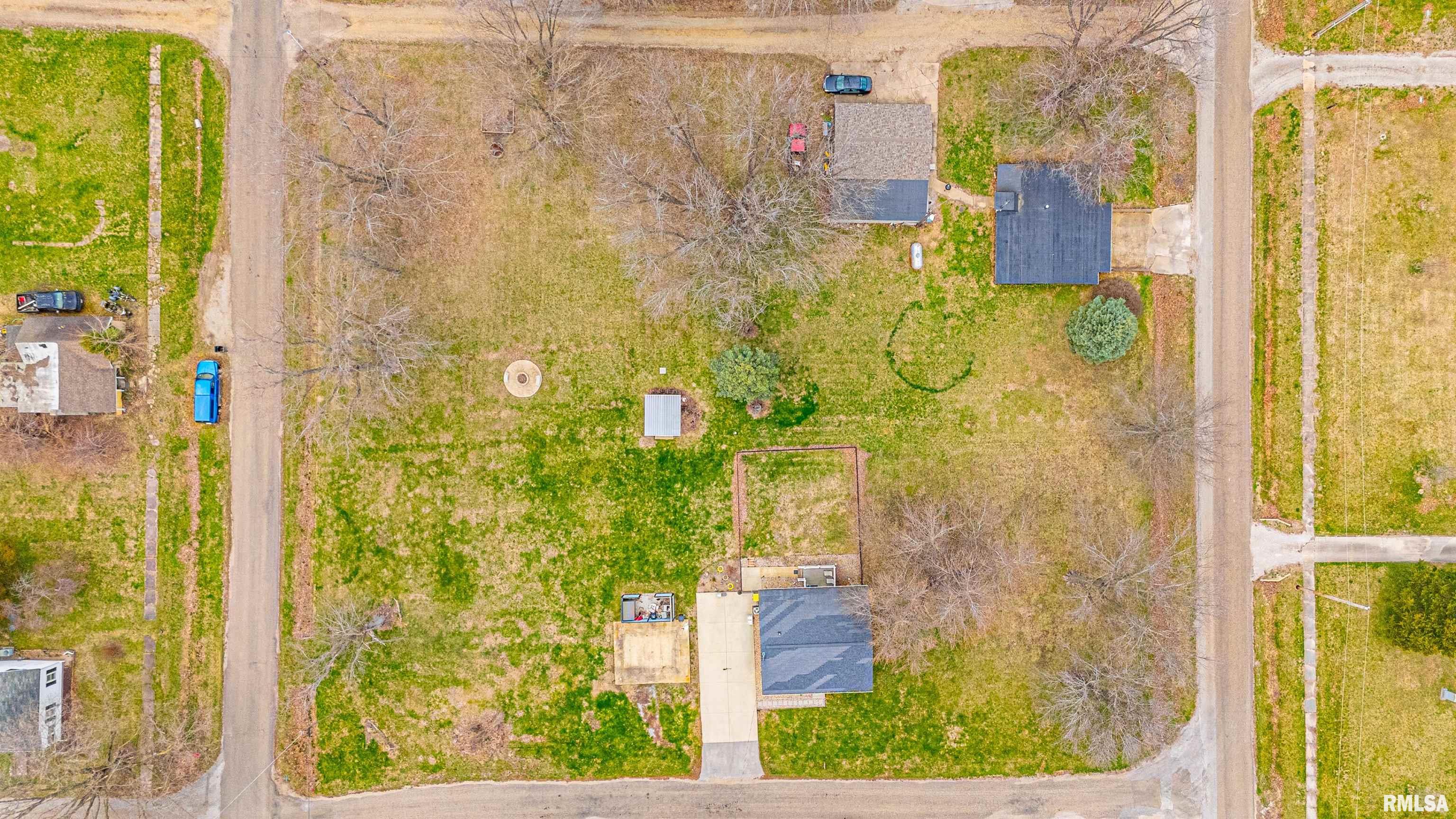 305 6th Street Waynesville, IL 61778 - Photo 4 of 26