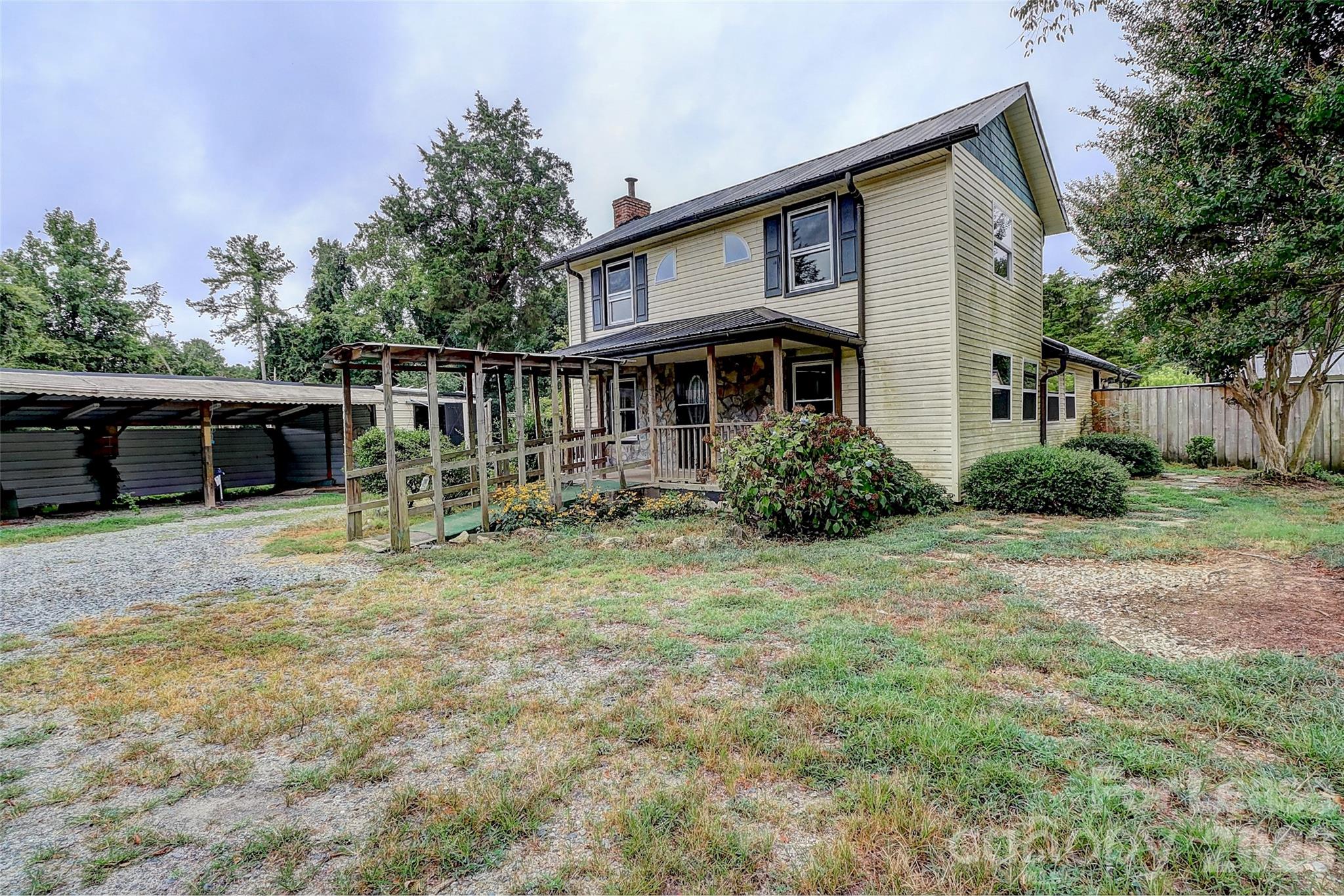 3601 Kidd Lane Charlotte, NC 28216 - Photo 2 of 19 a front view of a house with garden