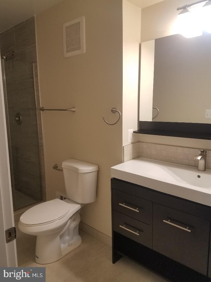 1152 Wimbledon Drive McLean, VA 22101 - Photo 34 of 37 a bathroom with a toilet a sink and mirror