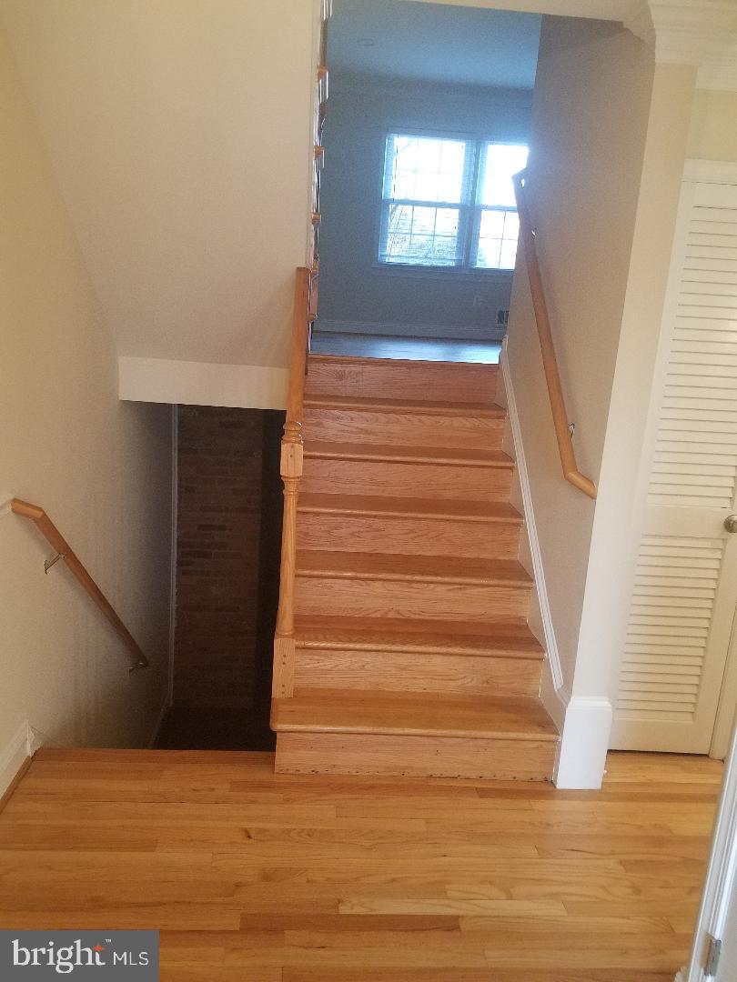 1152 Wimbledon Drive McLean, VA 22101 - Photo 9 of 37 a view of entryway