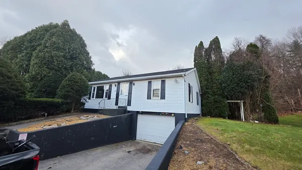 a view of house with backyard porch and furniture