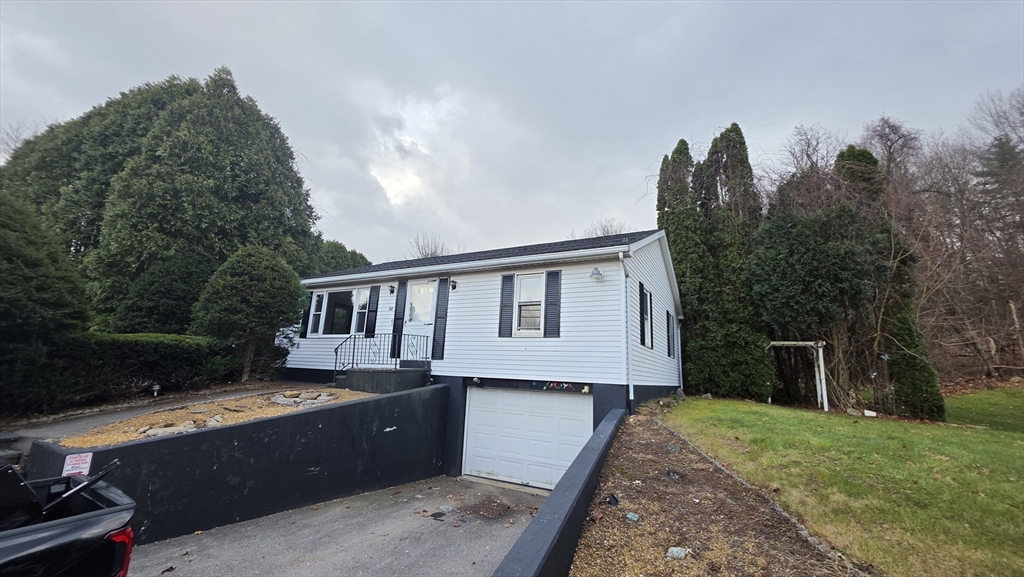 a view of house with backyard porch and furniture